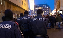 Menschenmengen, laute Detonationen, hektische Szenen – für die Wiener Polizei ist die ...