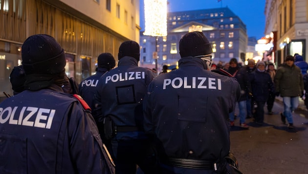 Menschenmengen, laute Detonationen, hektische Szenen – für die Wiener Polizei ist die ...