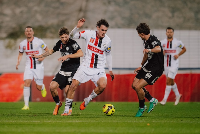 Mit der Admira (am Ball Justin Forst) kämpft der 52-Jährige um den Bundesliga-Aufstieg.