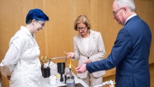 Landeshauptfrau Johanna Mikl-Leitner und Vize Stephan Pernkopf mit der Chemikerin Stefanie ...