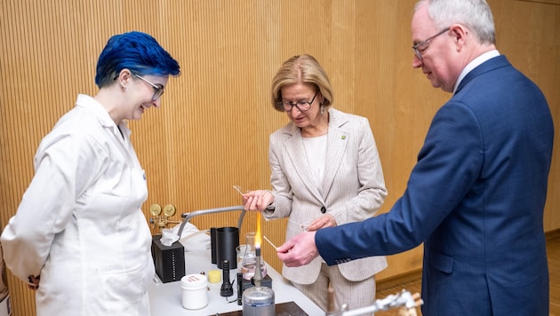 Landeshauptfrau Johanna Mikl-Leitner und Vize Stephan Pernkopf mit der Chemikerin Stefanie ...