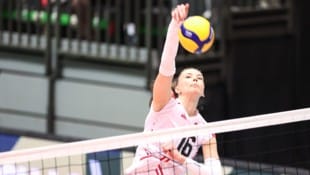 Volle Höhe am Netz: Die zwei Meter große Nationalteamspielerin Anamarija Galic beim Angriff im ...