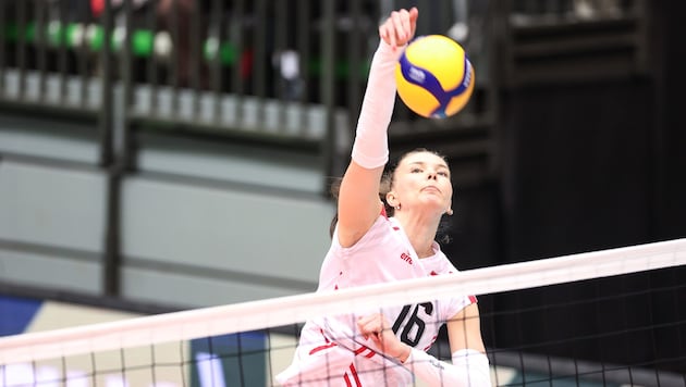 Volle Höhe am Netz: Die zwei Meter große Nationalteamspielerin Anamarija Galic beim Angriff im ...