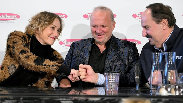 Stone überraschte Gastgeber und Schaumrollenkönig Karl Guschlbauer sowie Starkoch Johann Lafer ...