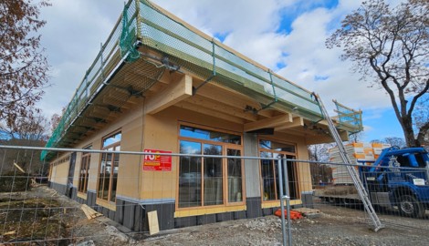 Die ersten Neubauten auf der Campinganlage in Strandbad entstehen.