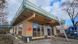 Die ersten Neubauten auf der Campinganlage in Strandbad entstehen.