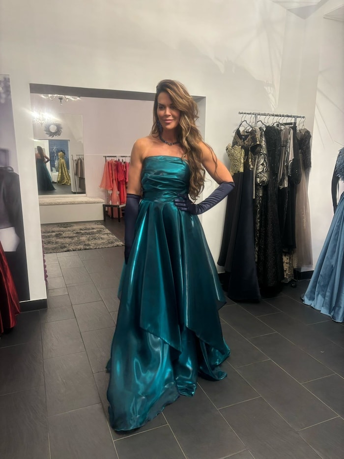 Die endgültige Wahl für den Opernball: Diese petrolfarbene A-Linie aus dem Hause Maurizio ...