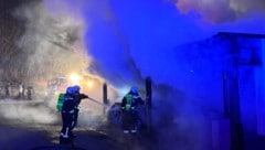 Einsatzkräfte der Berufsfeuerwehr Klagenfurt kämpften gegen die Flammen. 