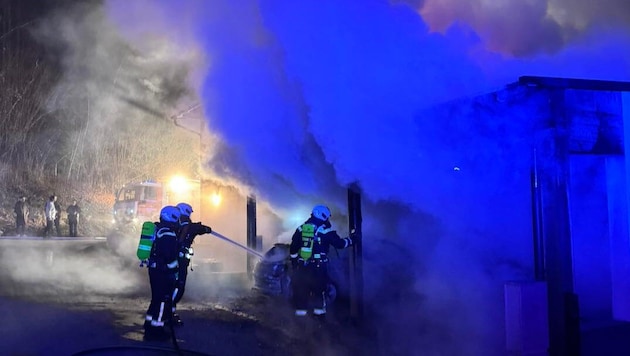 Einsatzkräfte der Berufsfeuerwehr Klagenfurt kämpften gegen die Flammen.