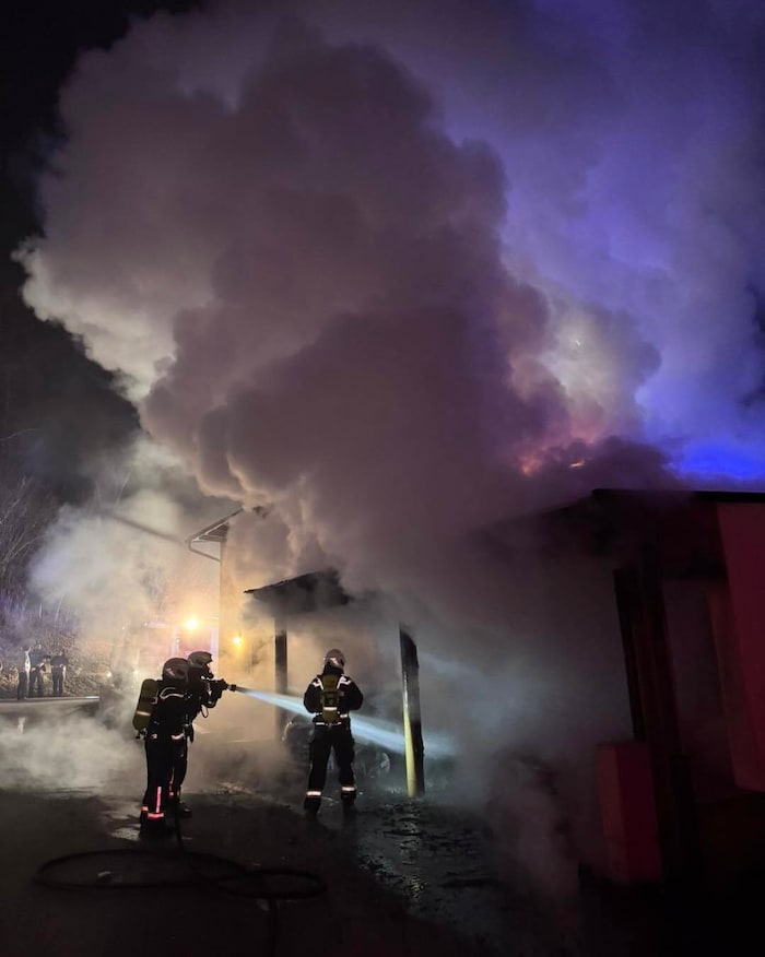 Beim Eintreffen der Einsatzkräfte brannte es lichterloh.