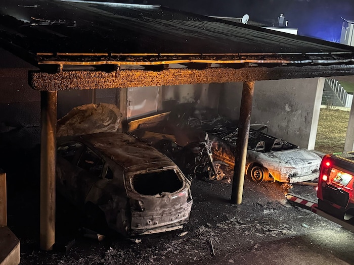 Unter dem Carport befanden isch zwei Pkw sowie eine Harley-Davidson.