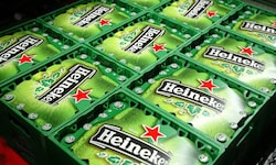 Die Nachfrage nach Bier sinkt. Heineken sieht sich zum Stellenabbau gezwungen.