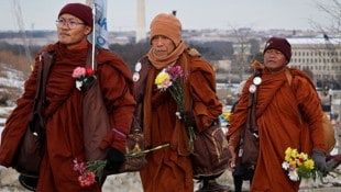 Auch ein schwerer Unfall, bei dem mehrere Mönche verletzt wurden, konnte den „Friedensmarsch“ ...