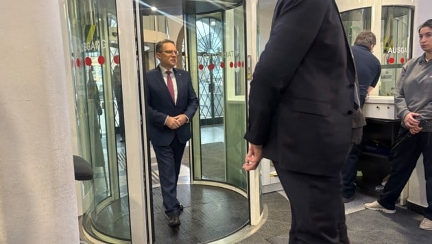 Wöginger traf um 9.18 Uhr am Linzer Landesgericht ein.