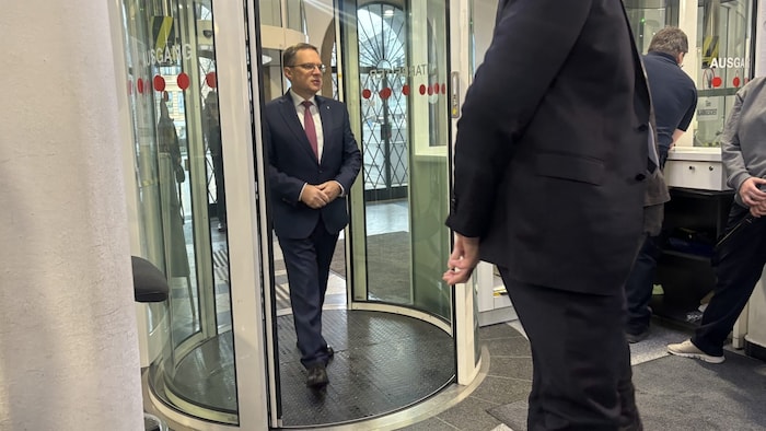 Wöginger traf um 9.18 Uhr am Linzer Landesgericht ein.