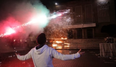 Die wütenden Demonstranten attackierten mit Molotowcocktails und Feuerwerkskörpern den Sitz des ...