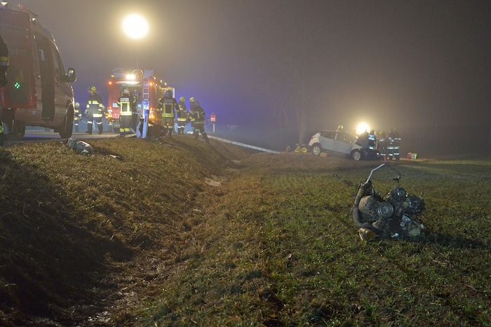 Teile des Motors wurden ins Feld geschleudert.