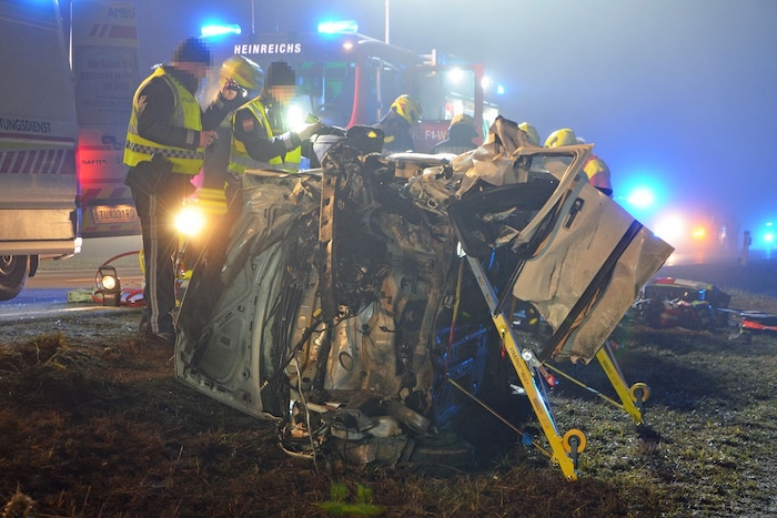 Die Fahrzeuge wurden völlig zerstört.