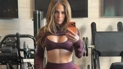 Jennifer Lopez zeigt sich mega hot im Gym und verrät das Geheimnis ihrer Traumkurven.