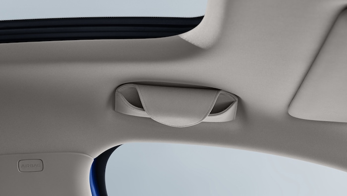 Statt eines Haltegriffs gibt es über der Fahrertür einen Sonnenbrillenhalter.