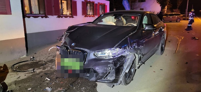 Ein zweites demoliertes Auto.