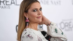 Drew Barrymore schockte Kollegin Kaley Cuoco in ihrer Show mit einem pinkanten Geständnis.