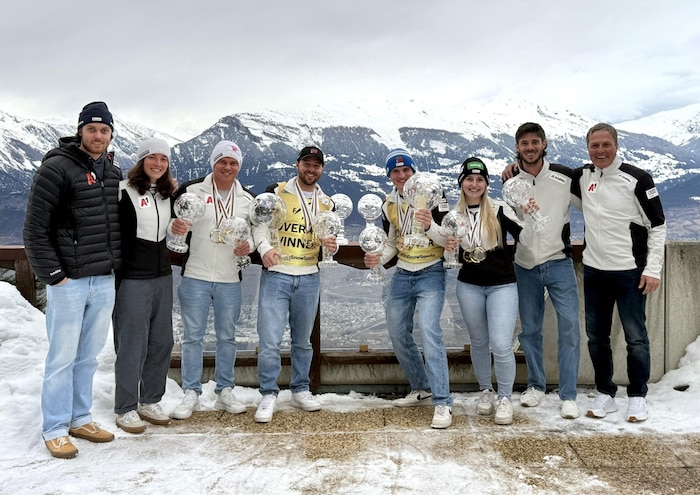 Das Team in Veysonnaz (von rechts nach links): Cheftrainer Manfred Widauer, Physiotherpeut ...