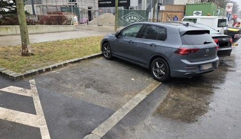 Nach Jahren ist die Alszeile baustellenfrei und bietet nun wieder Platz zum Parken – glaubten ...