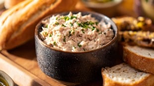 Wenn Sie noch ein bisschen Chili oder scharfes Paprikapulver hinzufügen, wird der Dip noch ...