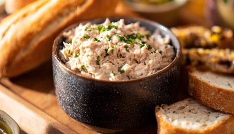 Wenn Sie noch ein bisschen Chili oder scharfes Paprikapulver hinzufügen, wird der Dip noch ...