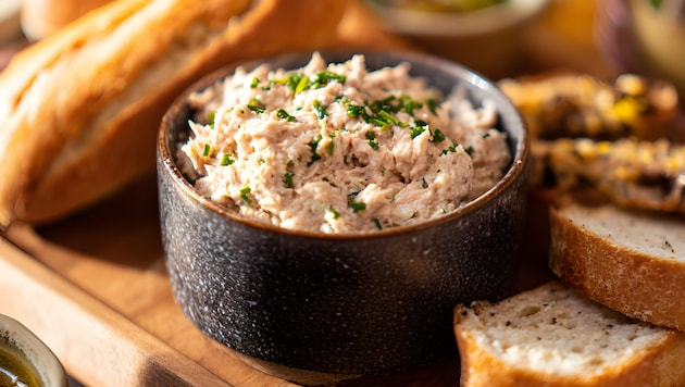 Wenn Sie noch ein bisschen Chili oder scharfes Paprikapulver hinzufügen, wird der Dip noch ...