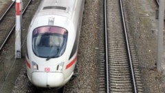 Im vergangenen Juli sind vier Fahrgäste in einem deutschen ICE-Zug mit einer Axt angegriffen ...