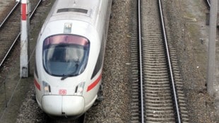 Im vergangenen Juli sind vier Fahrgäste in einem deutschen ICE-Zug mit einer Axt angegriffen ...