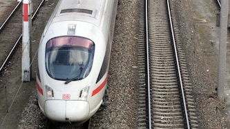 Im vergangenen Juli sind vier Fahrgäste in einem deutschen ICE-Zug mit einer Axt angegriffen ...