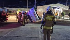 Das Auto kam schräg liegend zum Stehen.