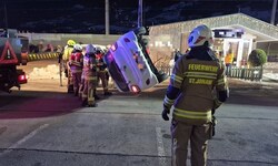 Das Auto kam schräg liegend zum Stehen.