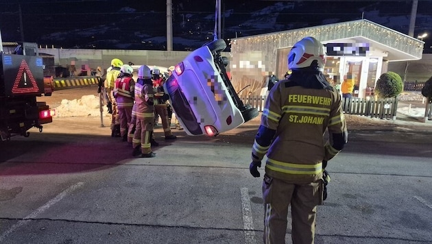 Das Auto kam schräg liegend zum Stehen.