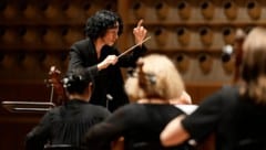 Maria Benyumova dirigiert mit elektrischer Präzision und leidenschaftlicher Musikalität.