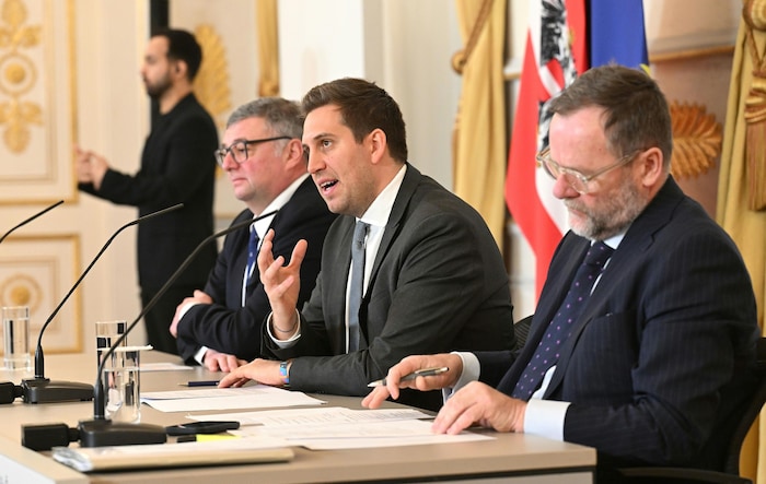 Staatssekretär Jörg Leichtfried (SPÖ), Staatssekretär Alexander Pröll (ÖVP) und Staatssekretär ...