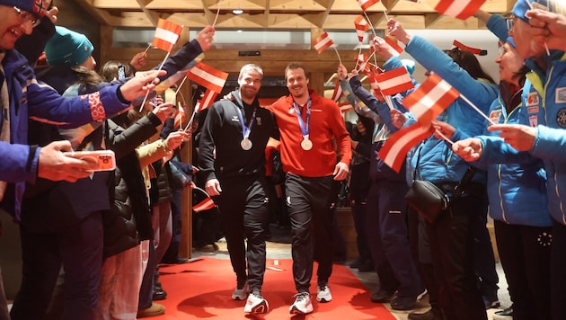 Vincent Kriechmayr (li.) und Manuel Feller ließen sich feiern.