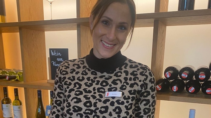 Anita preist in der Genusswelt die wertvollen Produkte an.