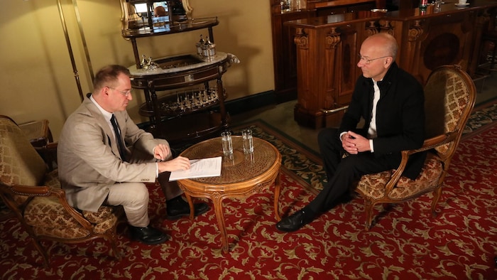 Dompfarrer Toni Faber im Gespräch mit PR-Berater und Podcaster Gerald Fleischmann