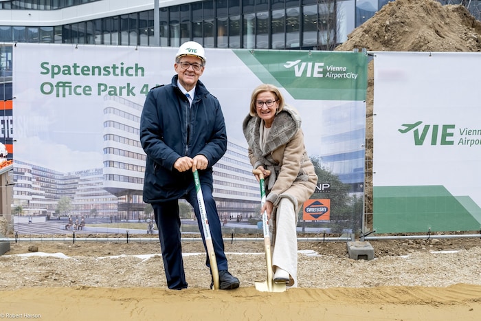 Ofner und Mikl-Leitner setzen den ersten Spatenstich.