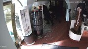 Die beiden maskierten Täter bei der „Arbeit“