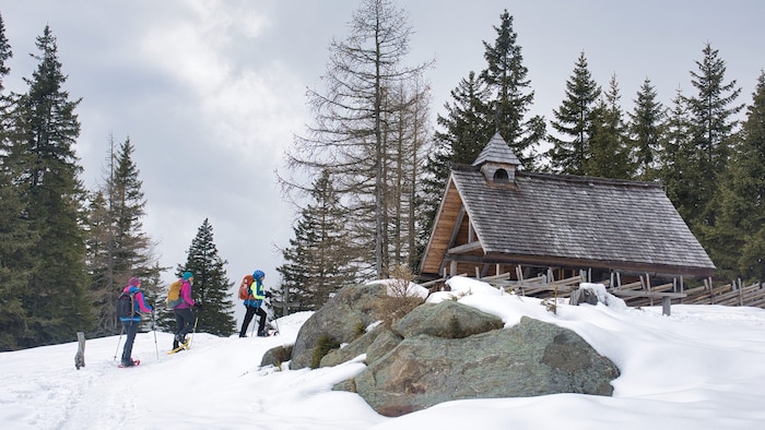 Weithin zu hören ist die Friedensglocke der malerischen Bergkapelle.