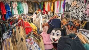 Hermine Kogler in ihrem Verkleidungsparadies