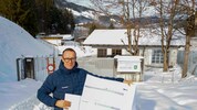 Ortschef Wolfgang Viehhauser mit den Plänen für den neuen Bauhof.