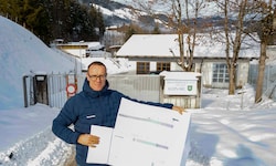 Ortschef Wolfgang Viehhauser mit den Plänen für den neuen Bauhof.