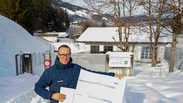 Ortschef Wolfgang Viehhauser mit den Plänen für den neuen Bauhof.