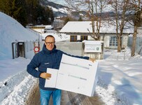 Ortschef Wolfgang Viehhauser mit den Plänen für den neuen Bauhof.